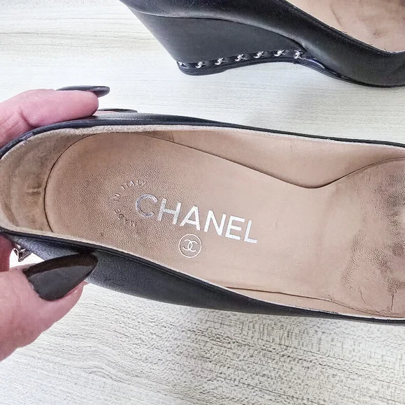 Chanel CC Cap Toe Black Leather Chain Link Wedge Pumps Size EU38/US 7.5-8 - Picture 11 of 16